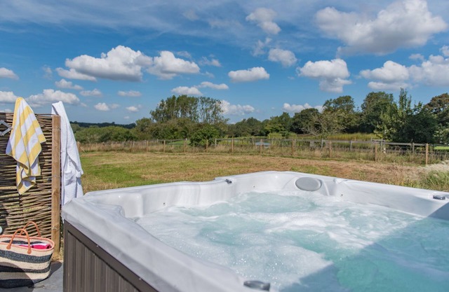 The Hayloft by Bloom Stays - beautiful location with hot tub