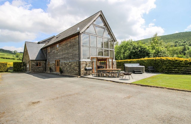 THE HAYLOFT, family friendly, luxury holiday cottage in Bleddfa