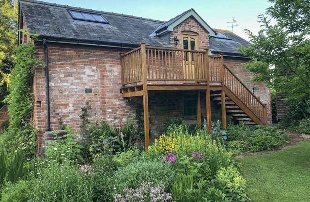 THE HAYLOFT, romantic, with a garden in Bishop's Frome