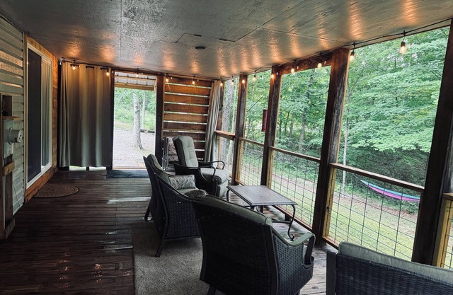 The Heart of Burr Oak close to the beach, surrounded by Wayne national Sleeps 6