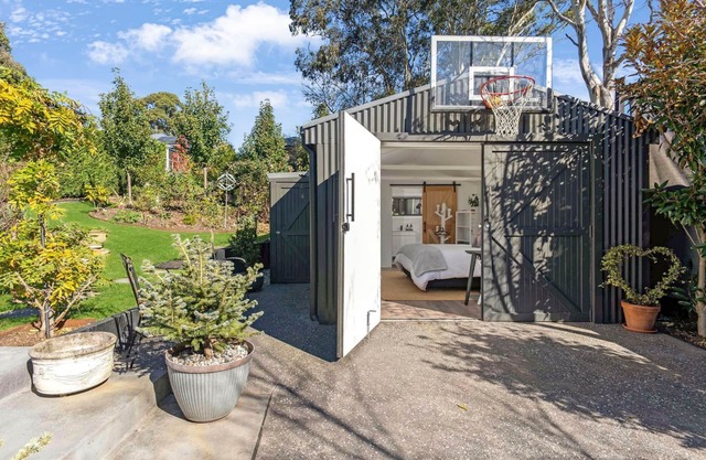The Hen's Den, Moss Vale