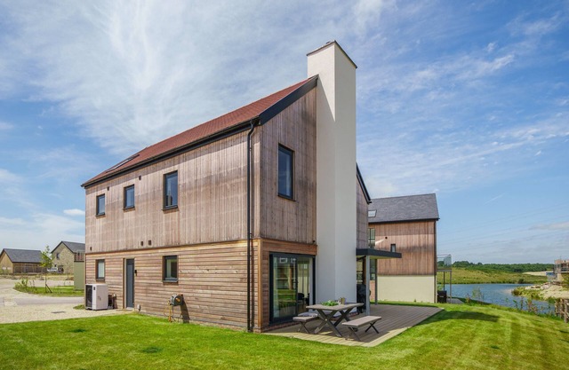 The Hide sleeps 8 guests in 4 bedrooms
