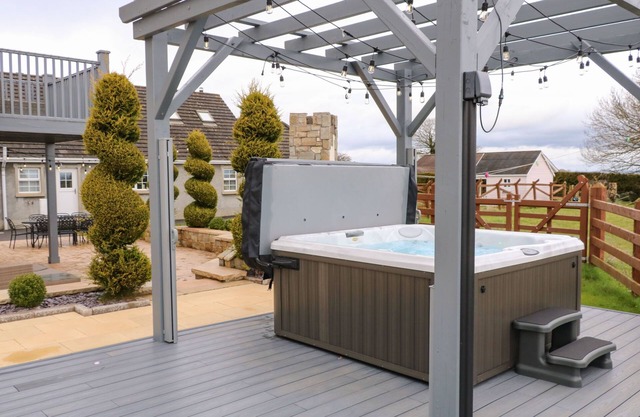 THE HIDEAWAY, character holiday cottage, with hot tub in Moneymore
