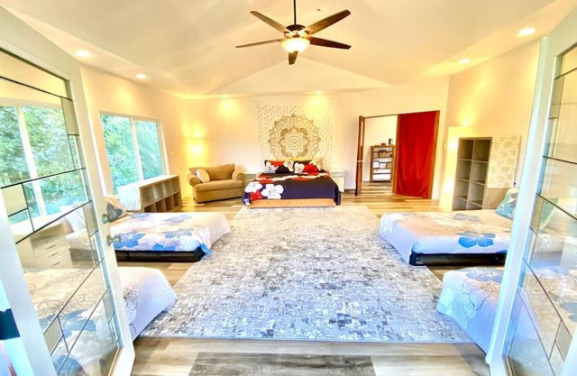 THE HONOMU HOUSE - Gorgeous, Spacious 4Bd2Ba Home near Waterfalls and Hilo, Sleeps 12!