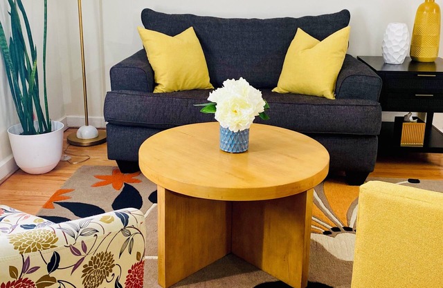 The Hoosier Hive - 2 BR Home 3 mins to dwntn Indy or Ftn Sq!