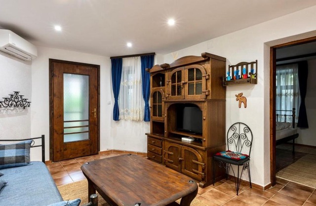 The House with the Bell/Къщата с камбанката