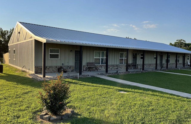 The Howdy, Apartment C, Building 2