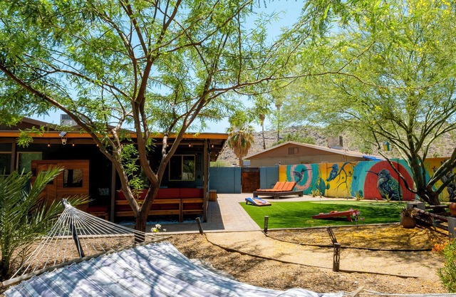 ~The Hummingbird House~ Sauna, Two King Beds, Mountain Views!