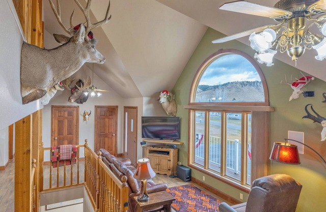 The Hunter's Lodge on Hauser: The Perfect Getaway!