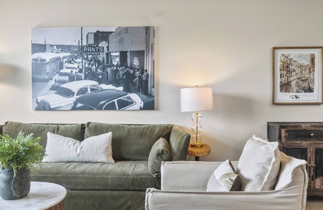 The Kathleen Riverfront Condo with Pool & Gym Access