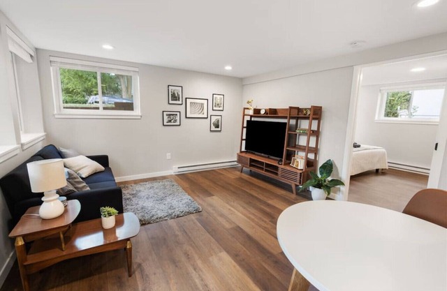 The King Suite | Mid Century & Spacious