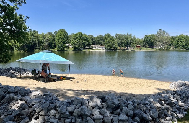 The Lake House - Quiet Lakefront Living!