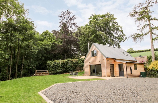 THE LARCHES, pet friendly, with open fire in Clun