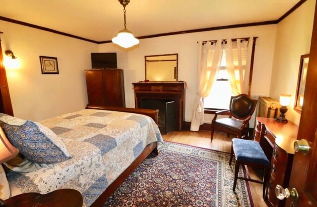 The Larke Room w/queen bed