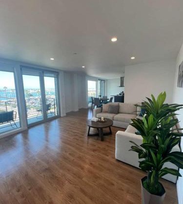 The Lavender Modern 2BR Downtown with Marina Views