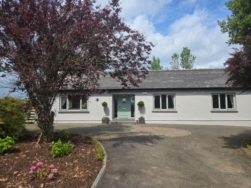 The Lazy Acre - Secluded Cottage with Garden & Sunset Views