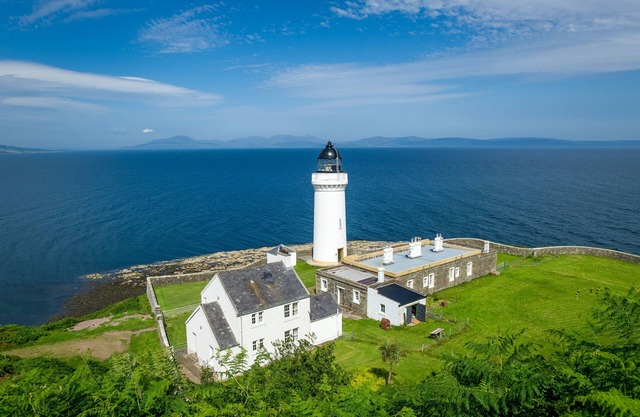 The Lighthouse Cottage - unique, spacious house with stunning seaviews
