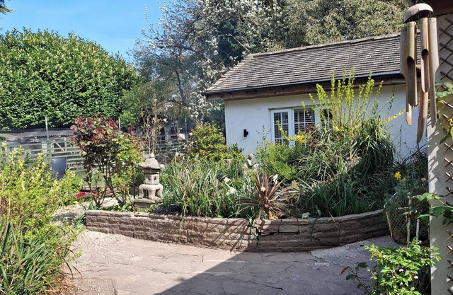 The Little House in HullnPET FRIENDLY nSanctuary in the City