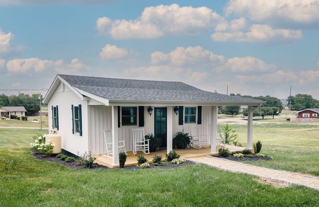 The Little White Cottage - Tusculum, TN 2 bed, 1 bath home