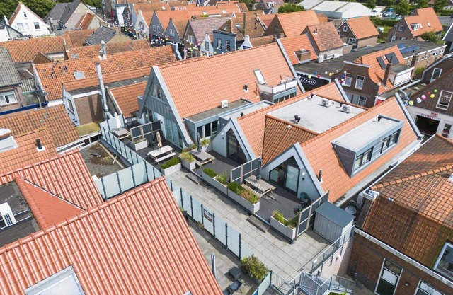 The location of this holiday apartment is unique because it is not in a park but right in the center of Ouddorp, yet only about 10 minutes by bike from the sandy beach.