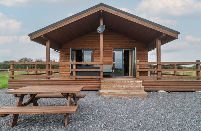 THE LODGE AT CROSSROADS FARM, pet friendly in Middlezoy