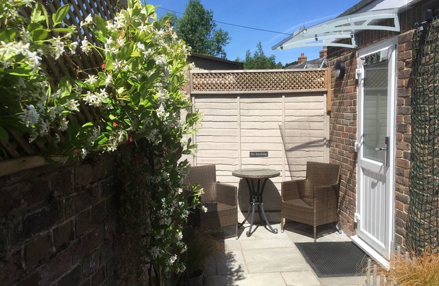 The Lodge - Innovative detached studio with air conditioning in Midhurst