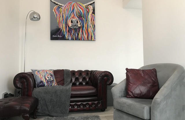 THE LODGE.New Cosy contemporary property positioned a Few mins walk to the beach