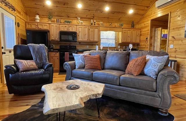 ★ The LODGE ★ No Clean Fee ★ Private Retreat w/Adjustable KING Bed