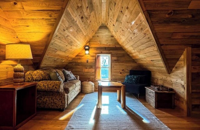 THE LOFT 3 level urban cabin with a HUGE patio!