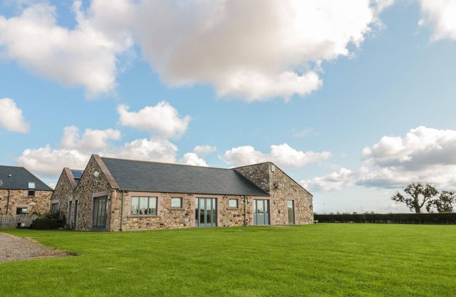 THE LONG BARN, pet friendly, with a garden in Berwick-Upon-Tweed