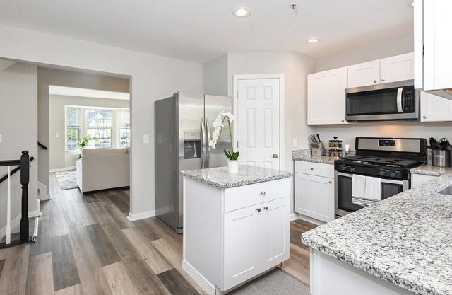 The Lux Middle River Retreat King Bed/WiFi/Billiards/SmartTVs/Chef Kitchen/Deck