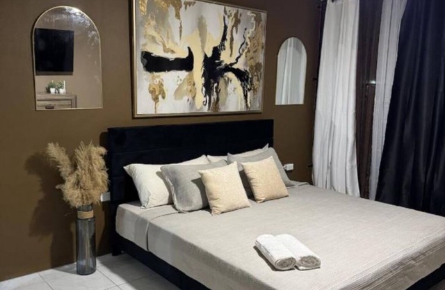 The Luxe Studio - centrally located in the heart of Kingston