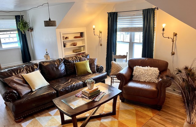 The Main Street Loft in Carmi, IL - spacious, artsy, comfortable - sleeps 6