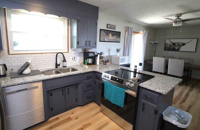 The Maine House in State College - 2 miles to PSU via walking path or car!