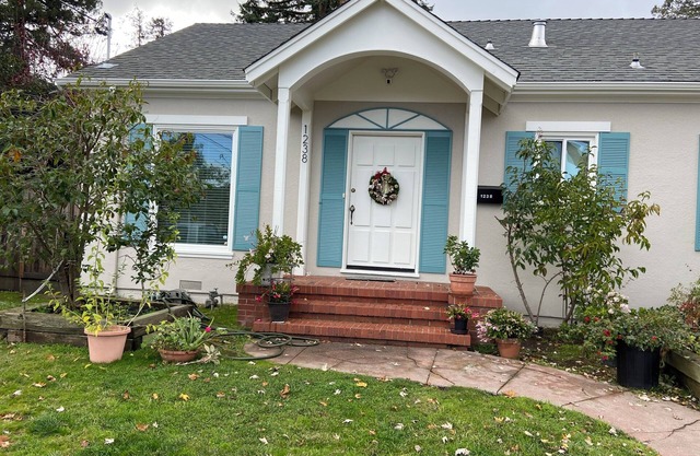 The Maple house- 3 rooms with 1 bedroom for rent with sharable Living & Bathroom