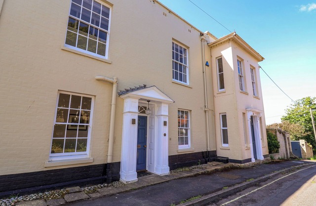 THE MIDDLE HOUSE, pet friendly, luxury holiday cottage in Southwold