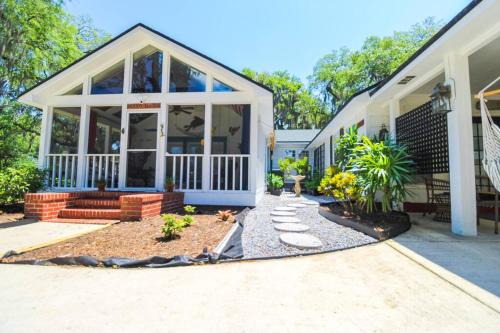 The Mini Moody - Luxurious Home Recently Renovated Close to Beach & Downtown
