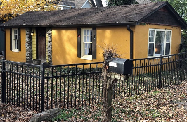 The Moon and the Stars Cottage- in Town!