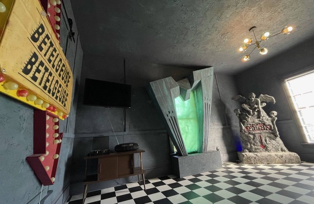 The Moonlight Manor - a themed hideaway!