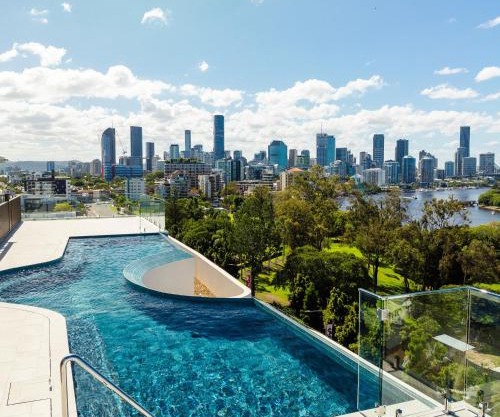 "The Mowbray"-Luxury,rooftop pool,gym,free parking