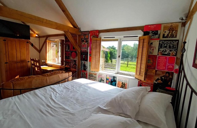 The Music Room - Kingsize Double Oak Studio - Sleeps 2 - Quirky - Rural