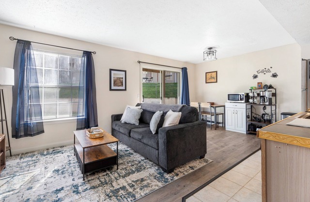 The Nautical Nook – Charming Walk-In Condo for 4!