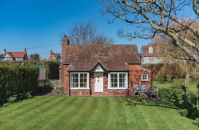 The Nest by Bloom Stays - seaside cottage sleeping 6 guests in 3 bedrooms