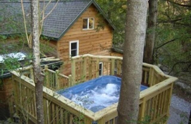 The Nest: Cozy Cabin, Hot Tub, Walk to Downtown Marshall, NC.