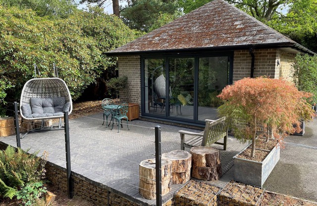 THE OBSERVATORY ANNEXE, pet friendly, with a garden in Dorking