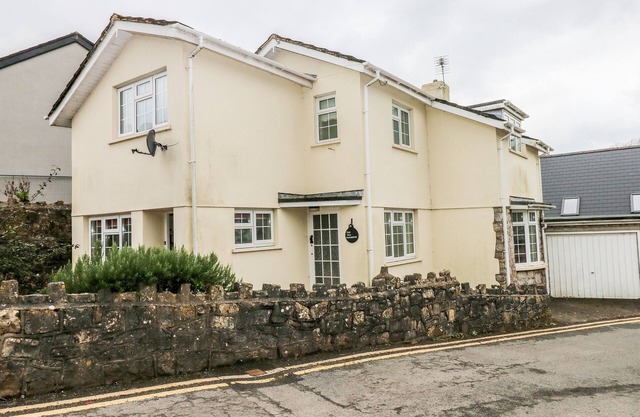 THE OLD BAKEHOUSE, pet friendly, with a garden in Llantwit Major