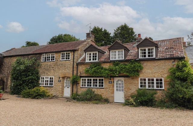 THE OLD BAKERY, pet friendly, character holiday cottage in Mosterton