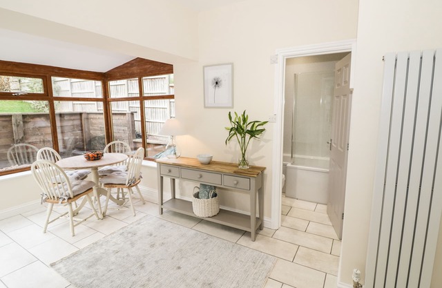 THE OLD CARRIAGE HOUSE, character holiday cottage in Callow End