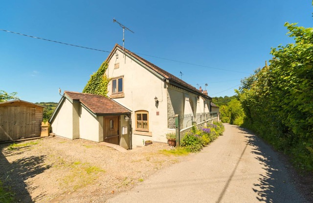 THE OLD CHAPEL, pet friendly, with hot tub in Stiperstones