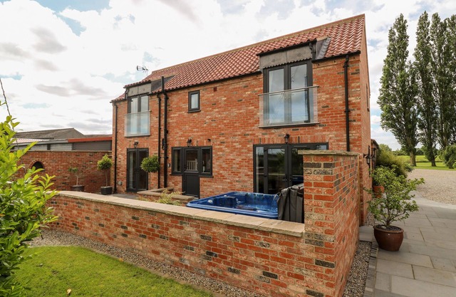 THE OLD DOGHOUSE, pet friendly, luxury holiday cottage in Huby